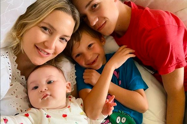A atriz Kate Hudson com a filha caçula e os filhos mais velhos (Foto: Instagram)