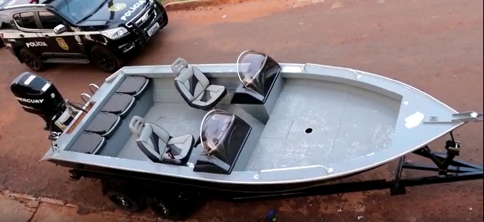 Uma lancha foi apreendida durante a Operação Entre Rios II — Foto: Reprodução/Polícia Civil