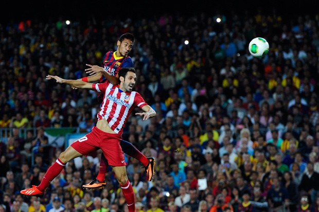 Neymar e Juanfran se enfrentam em clássico Barça x Atlético de Madrid  (Foto: Getty Images)