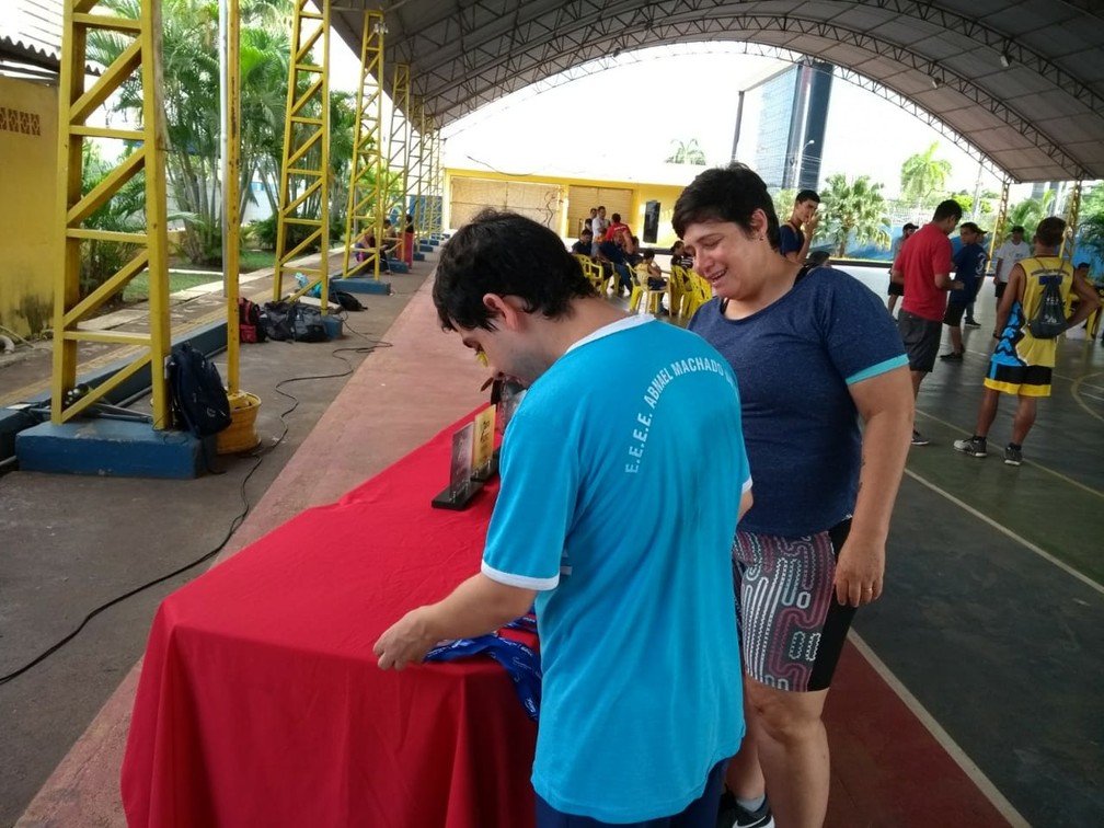 Professora Suzi com aluno Rodrigo  — Foto: Jheniffer Núbia 