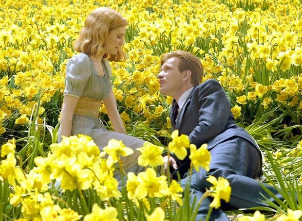 Uma das histórias mais românticas contadas no filme 'Peixe Grande e Suas Histórias Maravilhosas' tem como cenário um campo de narcisos amarelos (Foto: Sony Pictures / Reprodução) Uma das histórias mais românticas contadas no filme Peixe Grande e Suas Histórias Maravilhosas tem como cenário um campo de narcisos amarelos (Foto: Sony Pictures / Reprodução)