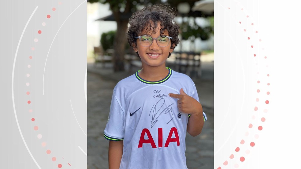 Kaíque Kaique Campos Pessin, de 9 anos, ganhou uma camisa original autografada do Tottenham, time da Premier League, a liga de futebol da Inglaterra, onde joga o atacante capixaba Richarlison — Foto: Reprodução/Arquivo Pessoal