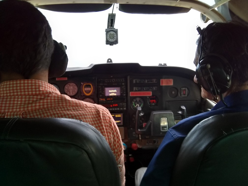 Ao lado de Erick Rocha (piloto), Geraldo Araújo construtor da casa-avião, pôde realializar o sonho pilotar um avião — Foto: Jheniffer Núbia 