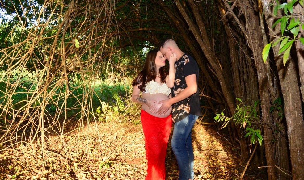 Marido de jovem grávida de gêmeos que morreu com Covid-19 diz que bebês o dão forças — Foto: LHC Photo Studio/Divulgação