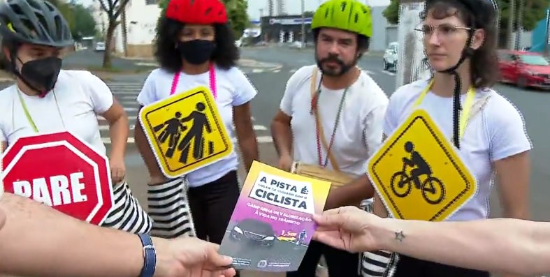 Campanha em Araraquara orienta ciclistas e motoristas sobre segurança no trânsito