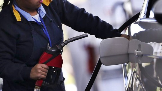 Petrobras anuncia aumento de 7,5% no preço da gasolina para as distribuidoras 