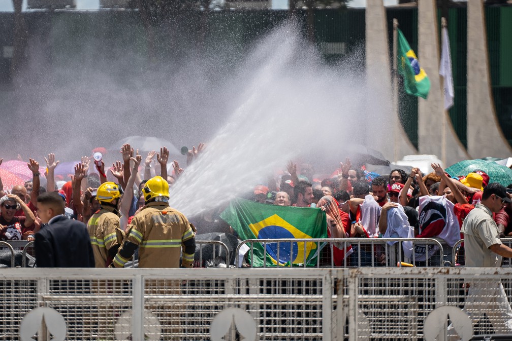 Bombeiros refrescam público em frente ao Palácio do Planalto, em Brasília (DF), antes da cerimônia de posse do presidente eleito Lula, neste domingo (1º) — Foto: Fábio Tito/g1
