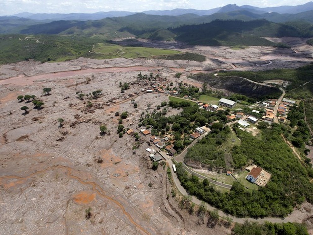 Vista aérea do distrito de Bento Rodrigues, em Mariana, após o rompimento de barragens de rejeitos da mineradora Samarco — Foto: Ricardo Moraes/Reuters