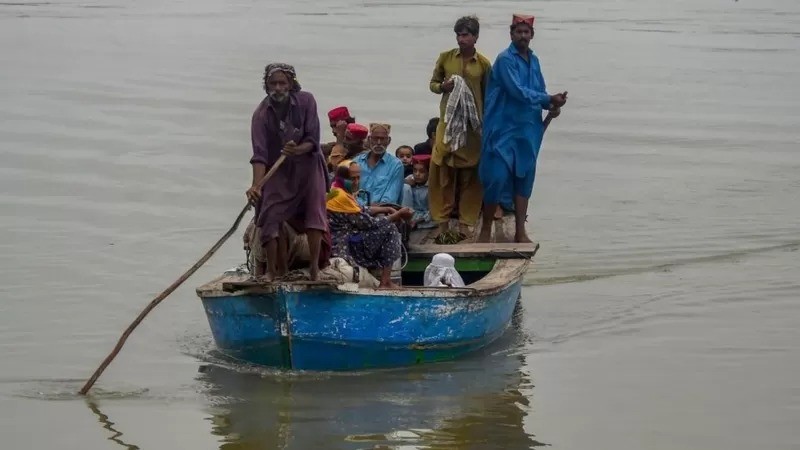 Pessoas são evacuadas por barcos em Sukkur (Foto: GETTY IMAGES via BBC)