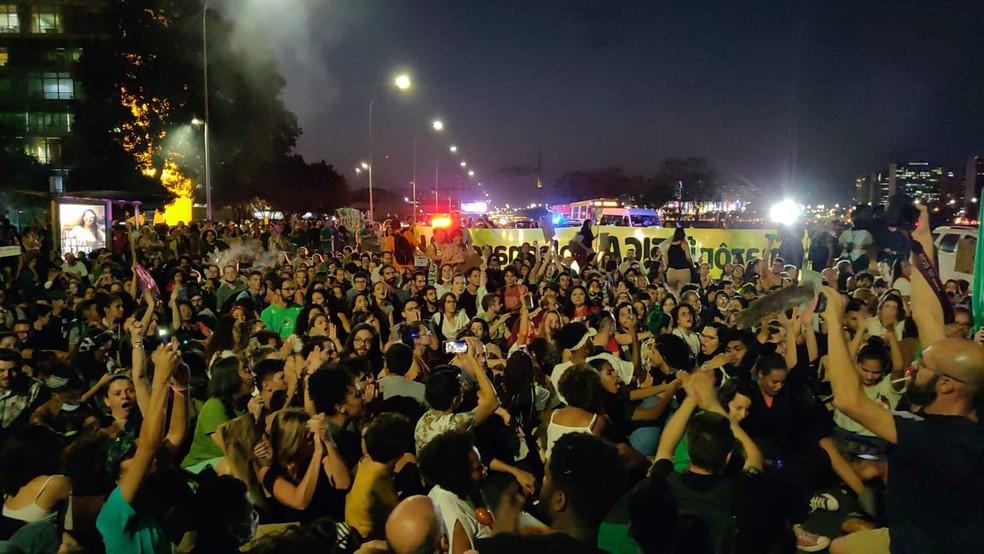 BRASÍLIA, 18h43: Manifestantes sentam no Eixo Monumental, em protesto em defesa da Amazônia — Foto: Vinícius Cassela/TV Globo