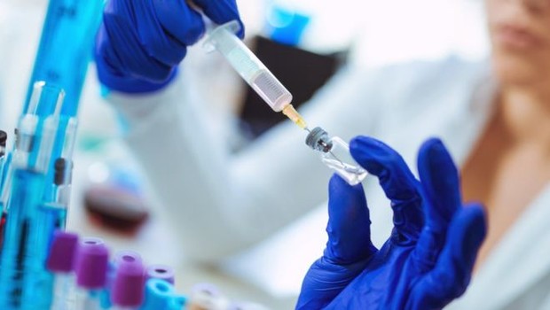 Aplicação de vacina poderá ser feita sem o auxílio de um profissional no futuro, diz estudo (Foto: GETTY IMAGES/via BBC News Brasil)
