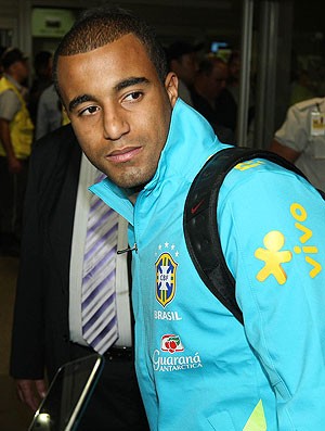 Lucas, Embarque da Seleção Brasileira (Foto: Marcos de Paula / Agência Estado)