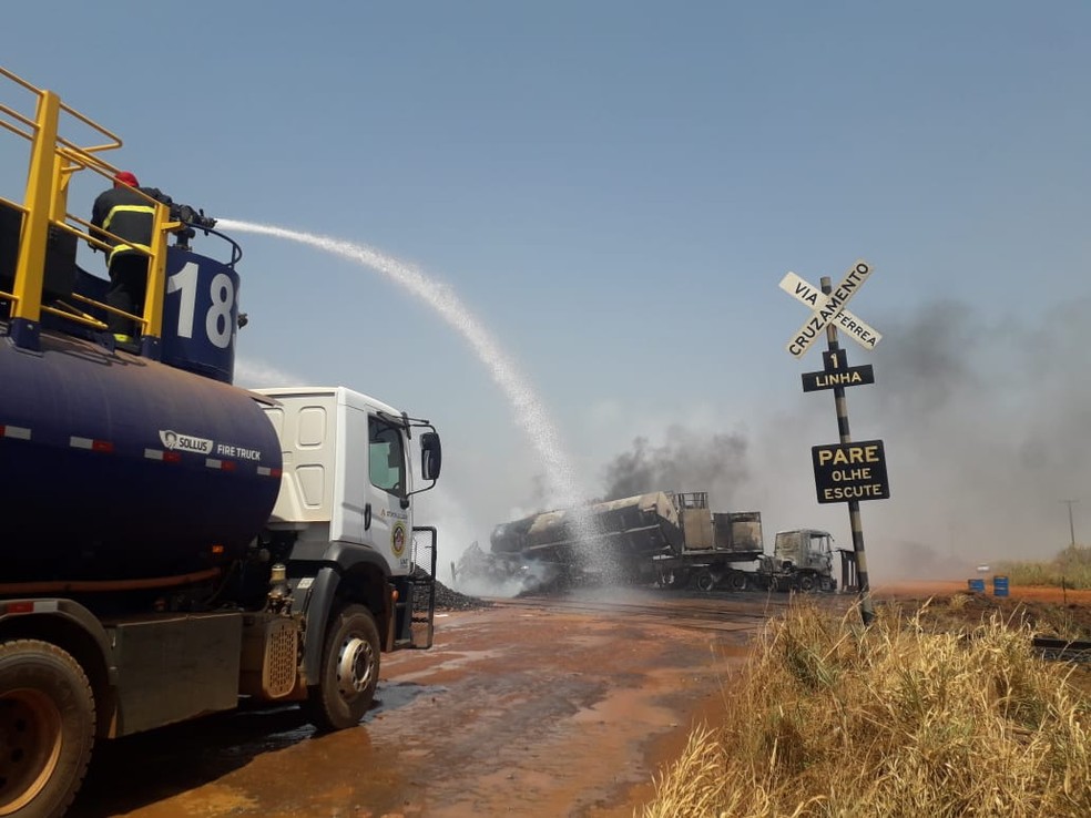 Parte do fogo foi contido, mas equipes permanecem no local por se tratar de caminhão-tanque — Foto: Polícia Militar de Alto Taquari