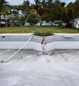 Paolla Oliveira na piscina de mansão em reforma — Foto: Reprodução/Instagram