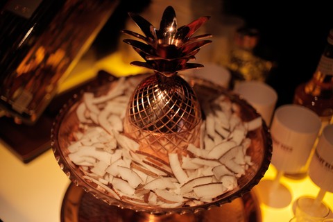 O copo de cobre em formato de abacaxi virou objeto-desejo da Absolut Elyx
