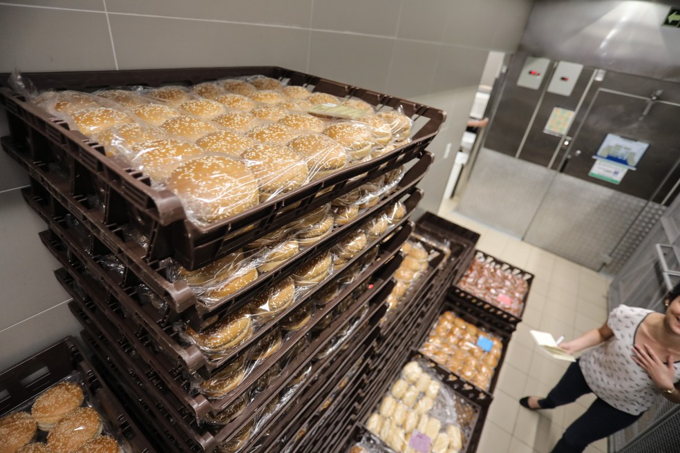 Pães no estoque seco do McDonald's da rua Henrique Schaumann, em São Paulo (Foto: Fábio Tito/G1)