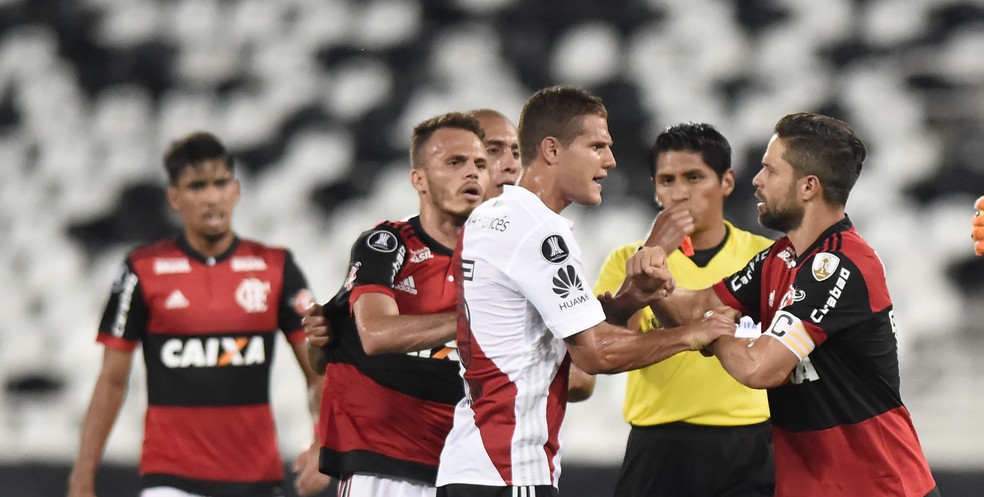 Diego bate boca com adversário durante o jogo (Foto: André Durão / GloboEsporte.com)