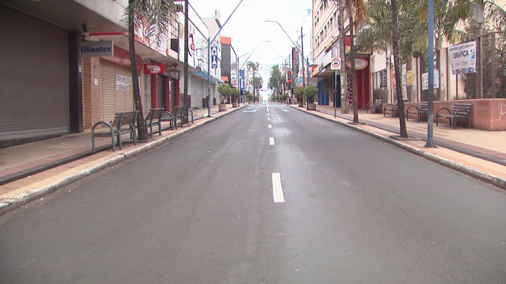Rua do Centro de Araraquara ficou vazia neste domingo em Araraquara — Foto: Nilson Porcel/EPTV