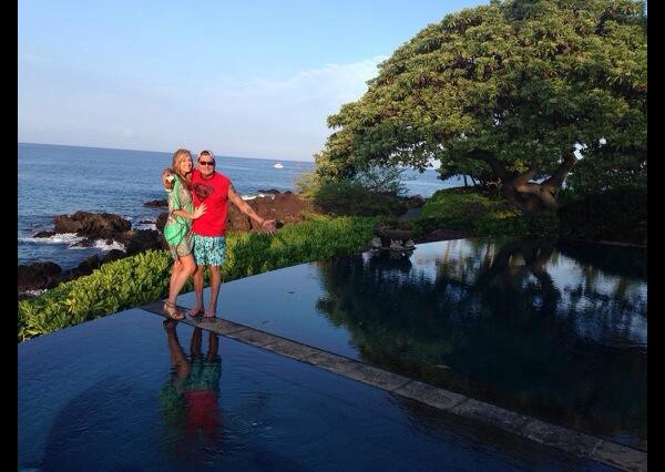 Charlie Sheen e a futura esposa, Brett Rossi, no Havaí. (Foto: Twitter)