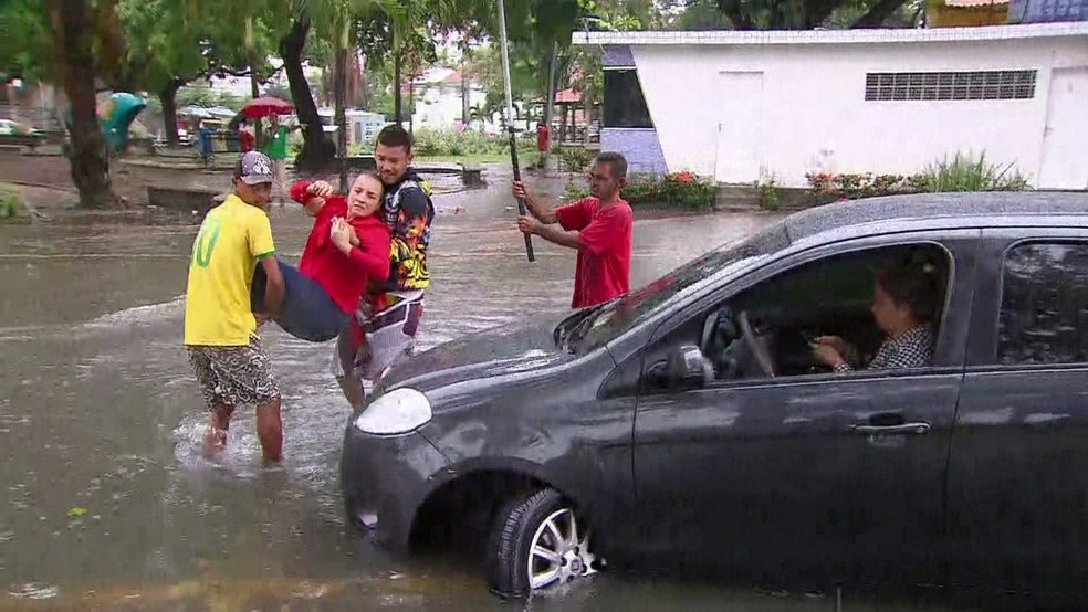 Passageira resgatada em dia de chuva no Recife (Foto: ReproduÃ§Ã£o/TV Globo)