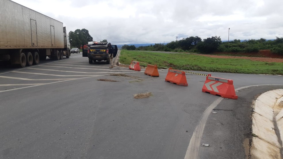 Viaduto foi interditado pela Polícia Rodoviária Federal — Foto: Polícia Rodoviária Federal/ Divulgação