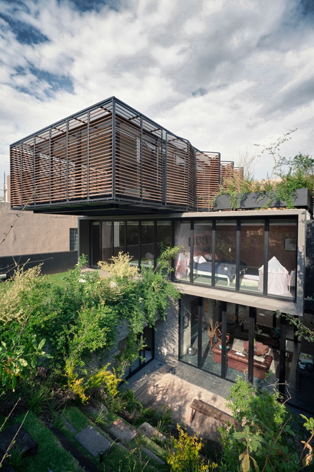Casa disposta em níveis tem jardins por todos os lados (Foto: Jaime Navarro, Yoshihiro Koitani e Rafael Gamo/Divulgação)