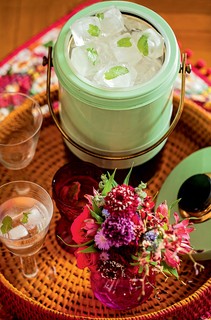 A bandeja de palha deixa o barzinho da casa muito mais charmoso. Incremente com um vaso de flores coloridas – use as artificiais, se preferir –, algumas taças e um balde de gelo