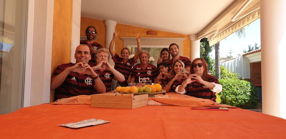 Jorge Jesus com a família em Portugal, antes de embarcar para o Brasil — Foto: Arquivo pessoal