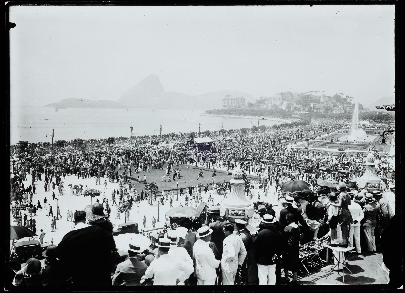 Multidões na Exposição Internacional Comemorativa do Centenário da Independência, em 1922 — Foto: Acervo do MHN