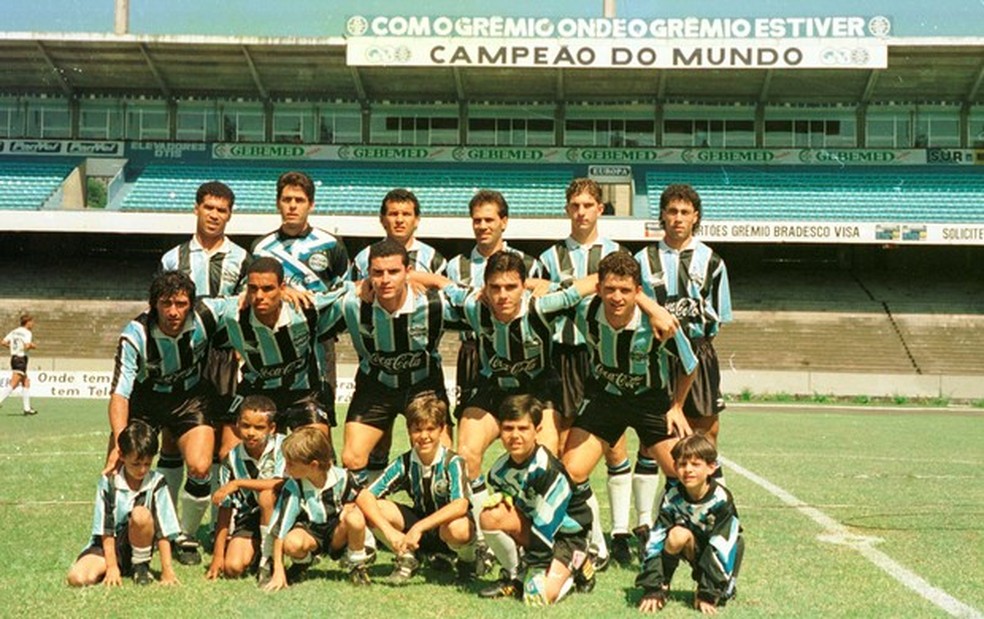 Agnaldo &eacute; o terceiro da esquerda para a direita dentre os gremistas de p&eacute;. Antes dele est&atilde;o Pingo, Darneli. Na sequ&ecirc;ncia, Ayupe, Scheidt e Ar&iacute;lson &mdash; Foto: Fernando Gomes/Ag&ecirc;ncia RBS 