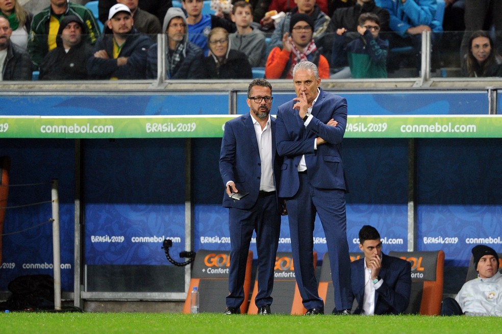 Tite e o auxiliar Cleber Xavier durante o empate entre Brasil e Paraguai — Foto: Wesley Santos/Agência PressDigital