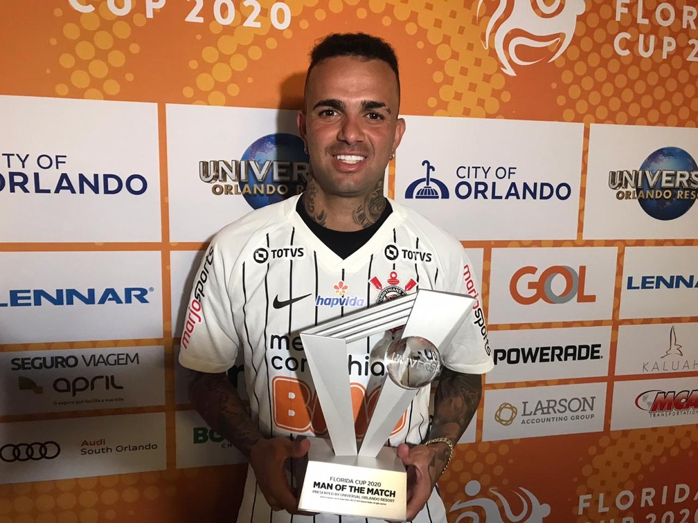 Luan recebe troféu de melhor em campo em torneio na Flórida — Foto: Marcelo Braga