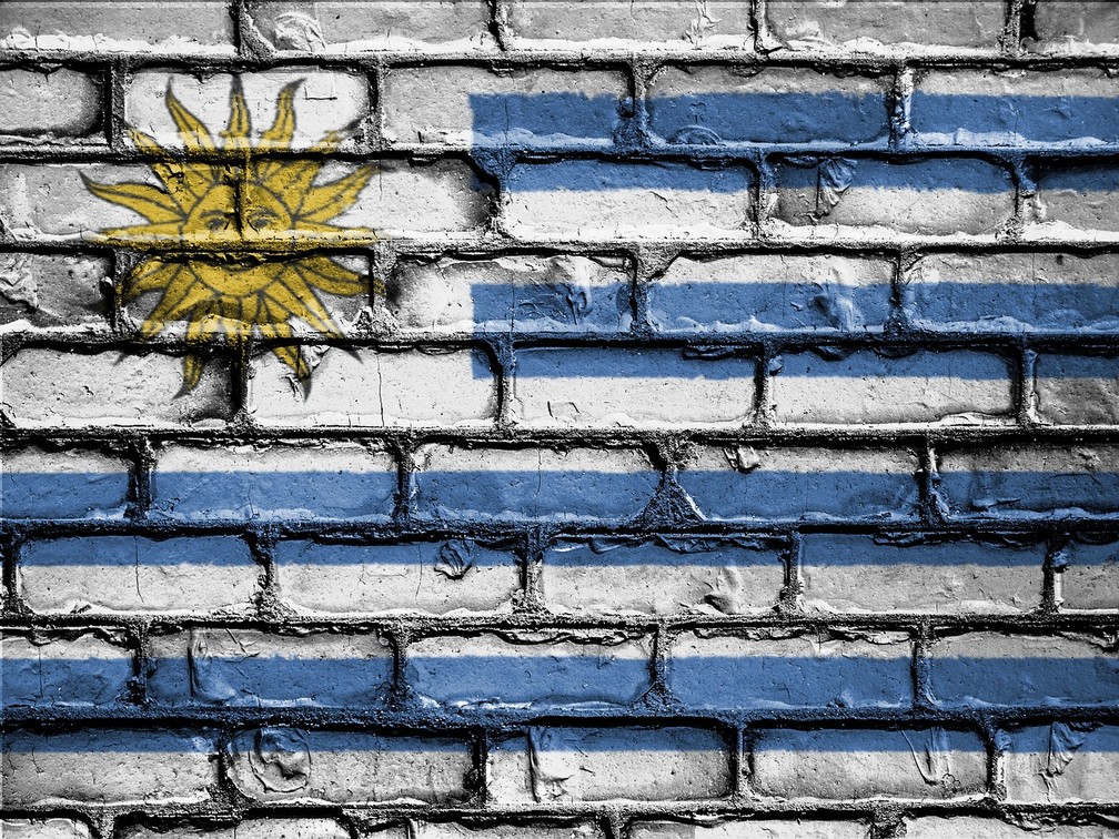 Imagem mostra a pintura, em uma parede, da bandeira do Uruguai. — Foto: David Peterson/Pixabay 