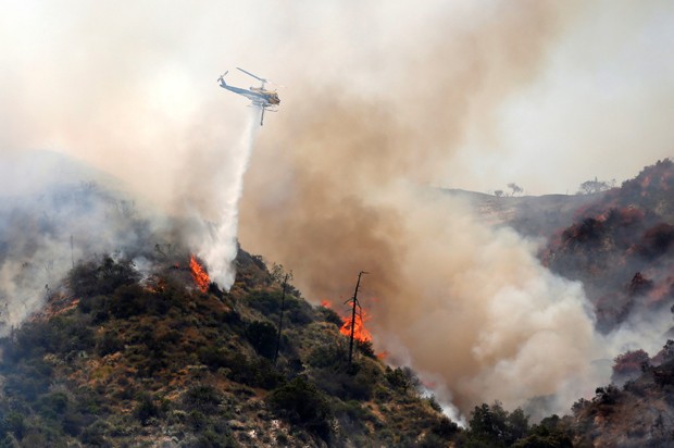 Dez municípios tiveram de ser evacuados no estado da Califórnia (Foto: Lucy Nicholson/Reuters)