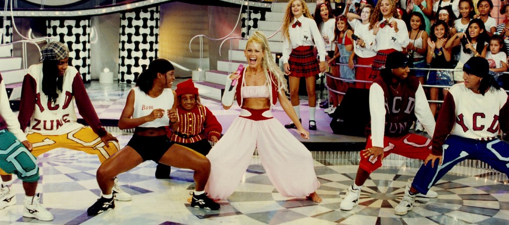 Xuxa vai até o chão com o grupo You Can Dance no programa 'Xuxa Hits' — Foto: Divulgação/TV Globo