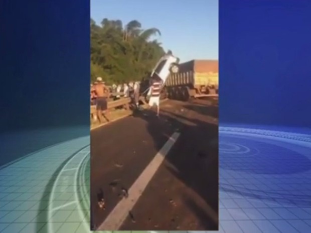 Um dos carros ficou pendurado na carreta (Foto: Reprodução / TV TEM)