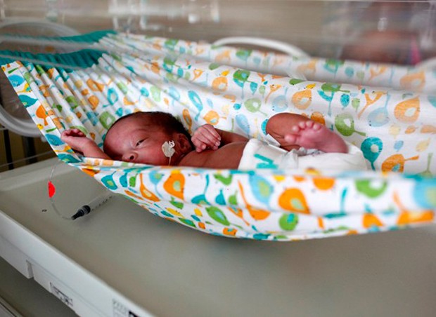 No Hospital Estadual Rocha Faria, prematuros ficam 40 minutos na rede, após mamarem (Foto: Ascom SES-RJ / Maurício Bazílio)