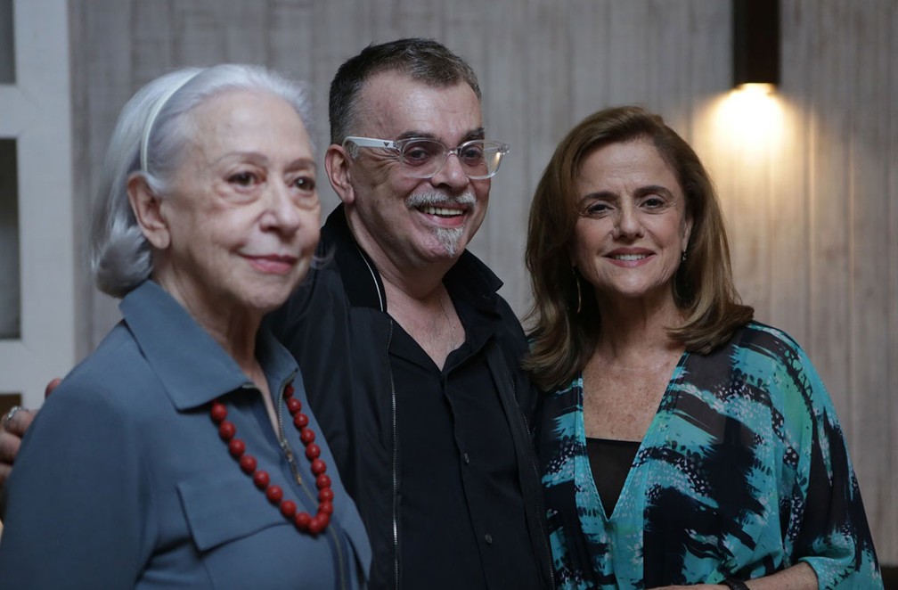 Assistir O último Capítulo De Onde Nascem Os Fortes Elenco E Equipe Se Reunem Para Assistir Ao Ultimo Capitulo De O