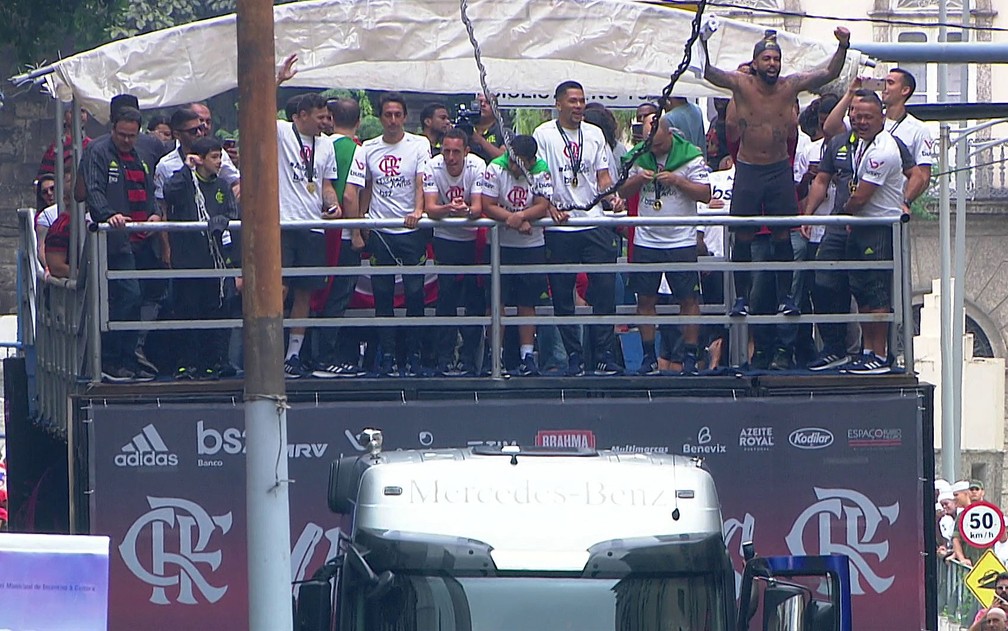 Equipe do Flamengo comemora vitória em cima do trio elétrico na Candelária, Centro do Rio, neste domingo (24) — Foto: Reprodução/GloboNews