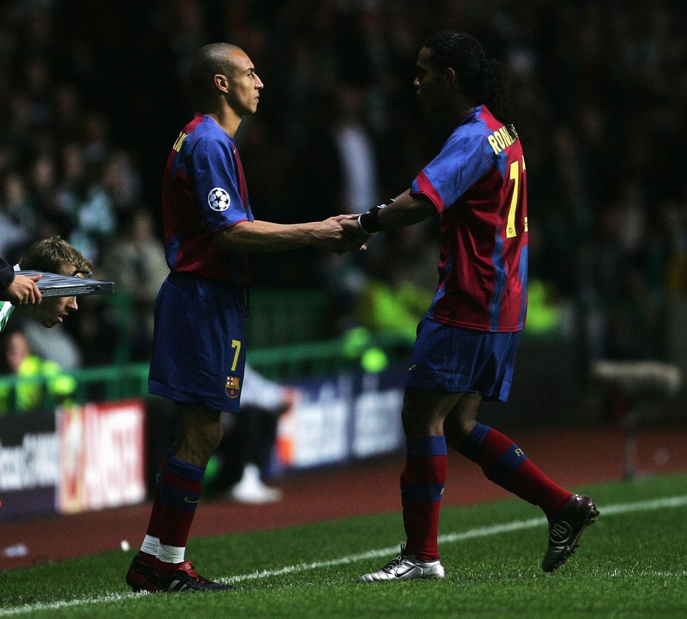 Henrik Larsson e Ronaldinho em ação pelo Barcelona em 2004 (Foto: Alex Livesey/Getty Images)