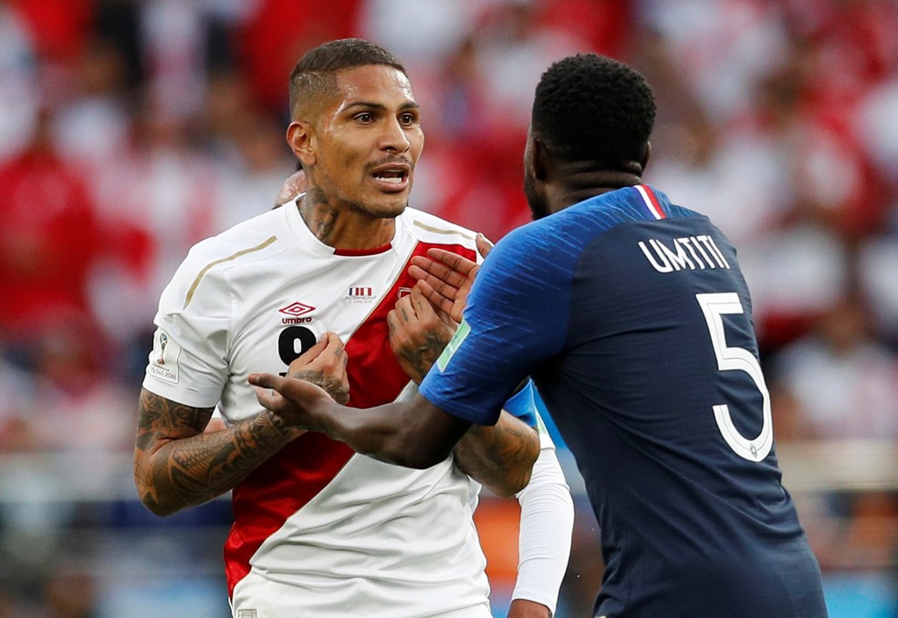 Guerrero, do Peru, e Umtiti, da FranÃ§a, discutem em campo (Foto: Reuters)