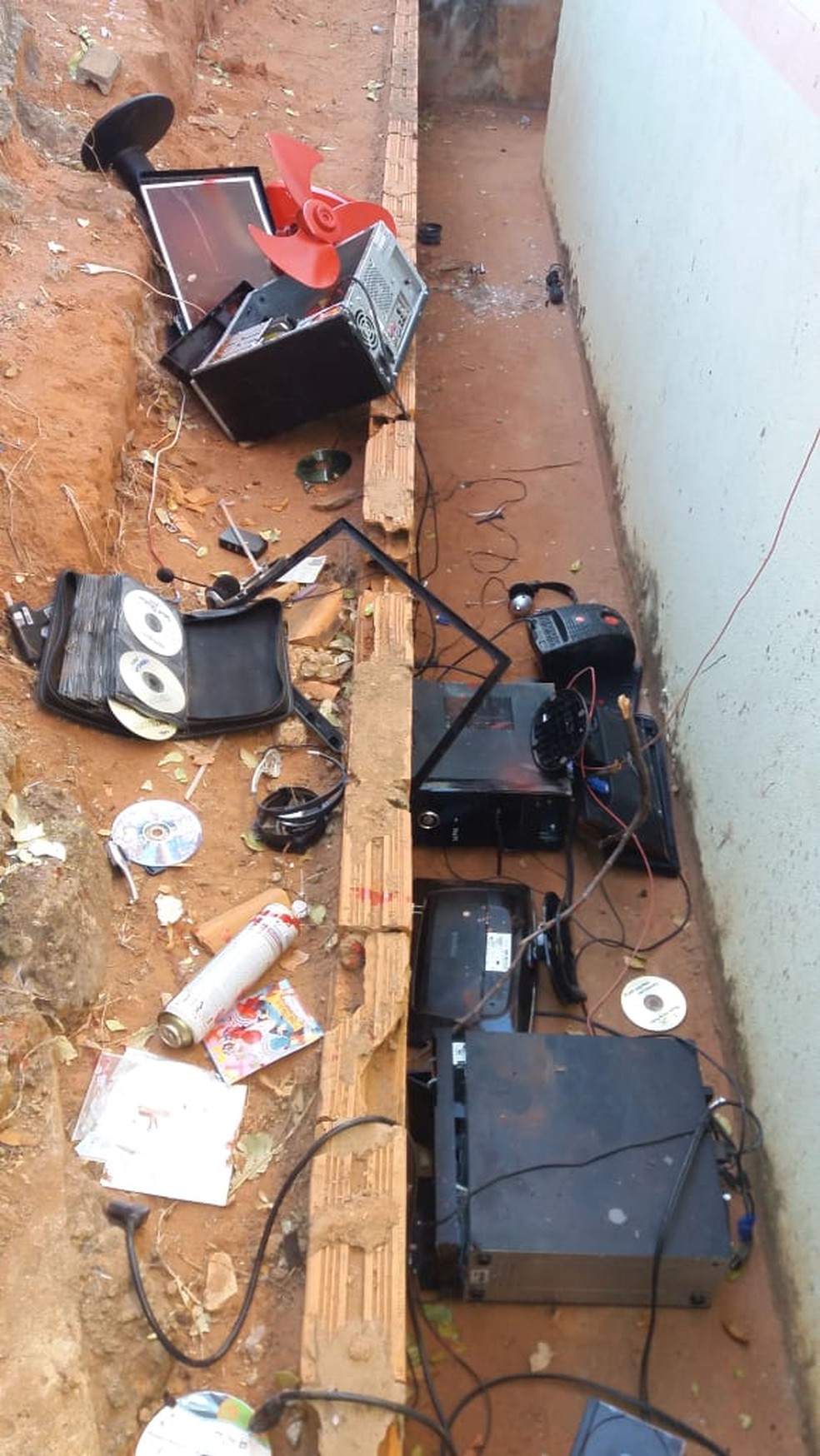 Computadores foram quebrados e jogados no chão — Foto: Escola Municipal Eva Ruas / Divulgação