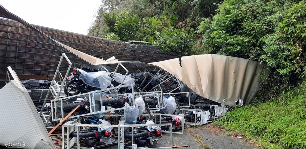 Segundo a polícia, a carreta estava com semi-reboque que ficou retorcido — Foto: Divulgação/PRE
