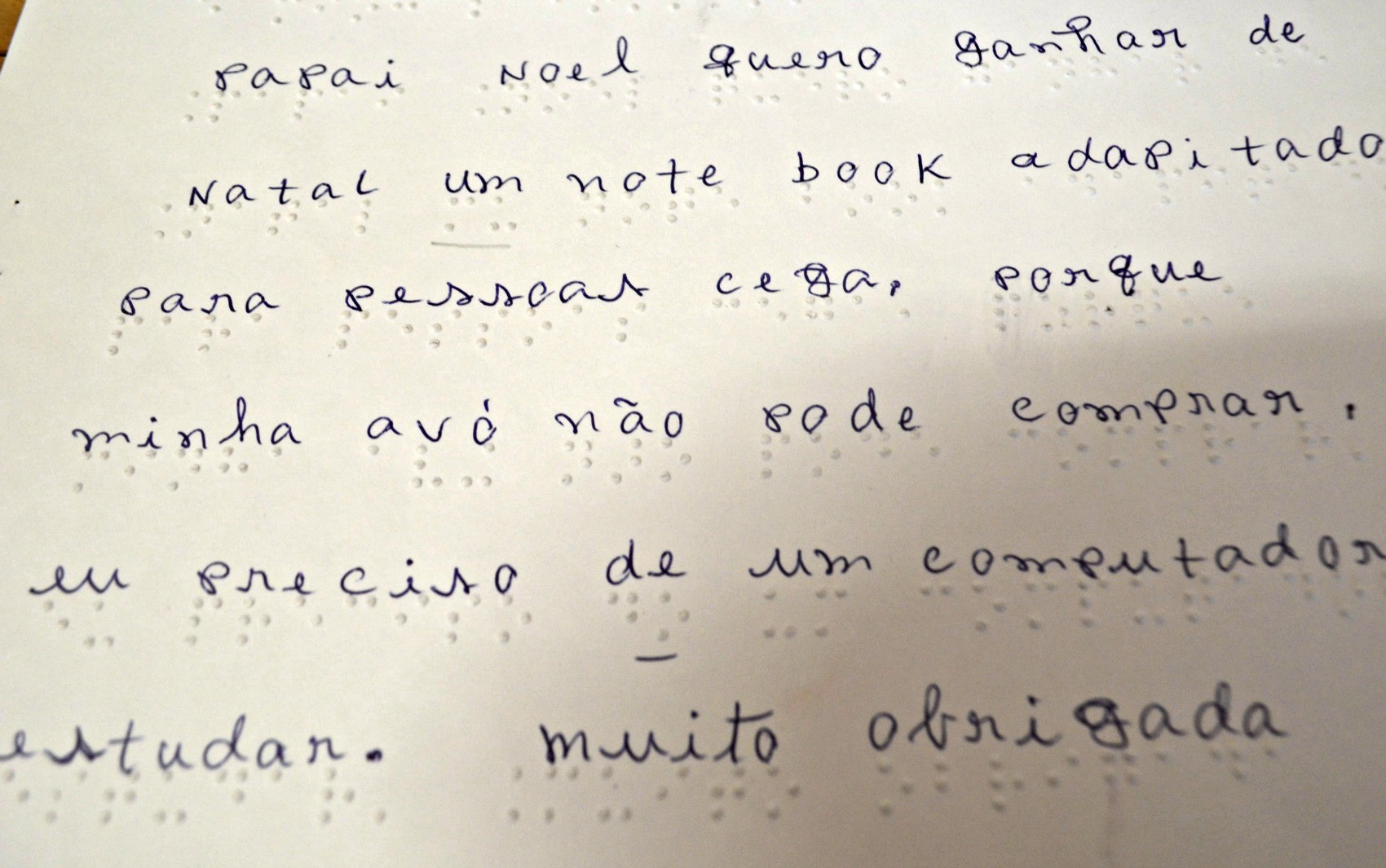 Kamilly escreveu a carta e sua professora traduziu (Foto: Janine Brasil/G1)
