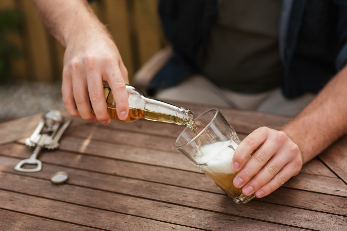 O consumo em excesso de bebidas alcoólicas altera várias substâncias no organismo e agrava o colesterol ruim (Foto: Pexels / Anete Lusina / CreativeCommons)