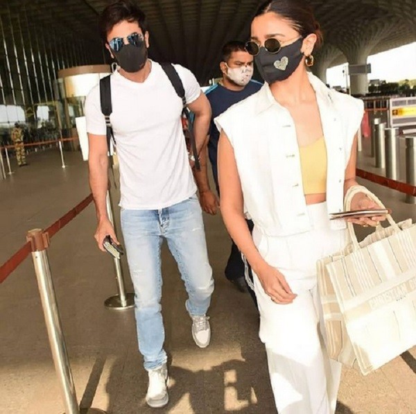O ator Ranbir Kapoor com a namorada no aeroporto antes de sua ida às Maldivas (Foto: Instagram)