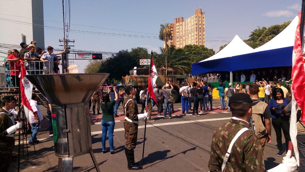 Crianças aguardavam ansiosa momento de acender a pira — Foto: Flávia Galdiole/TV Morena