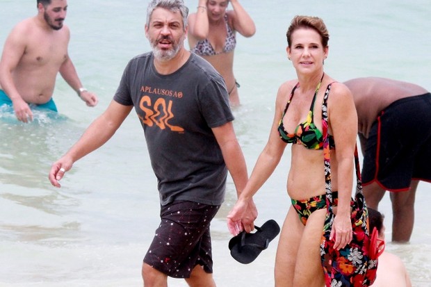 A ex-paquita Andréa Veiga e o namorado, o músico Paulo Diniz (Foto: J/AgNews)