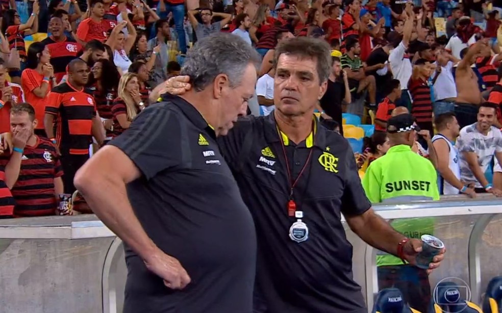 Técnico passou mal nos últimos minutos do Fla-Flu de quarta — Foto: Reprodução