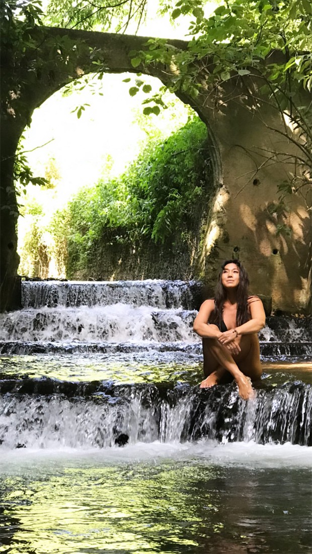 Danni Suzuki renova as energias em cachoeira (Foto: Reprodução / Instagram)